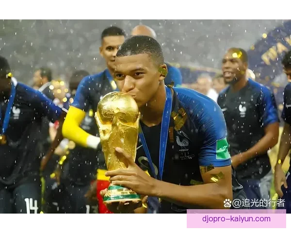 姆巴佩加盟巴黎圣日耳曼，开启传奇篇章，备受期待的新征程正待展开